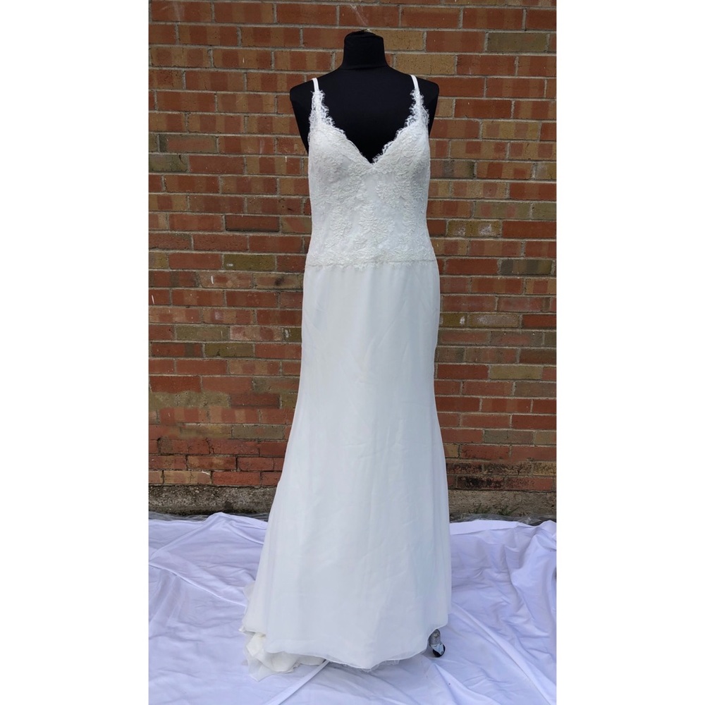 Robert Bullock White A-line/Trumpet shape, eyelash Lace Bodice Gown. BEAUTIFUL!